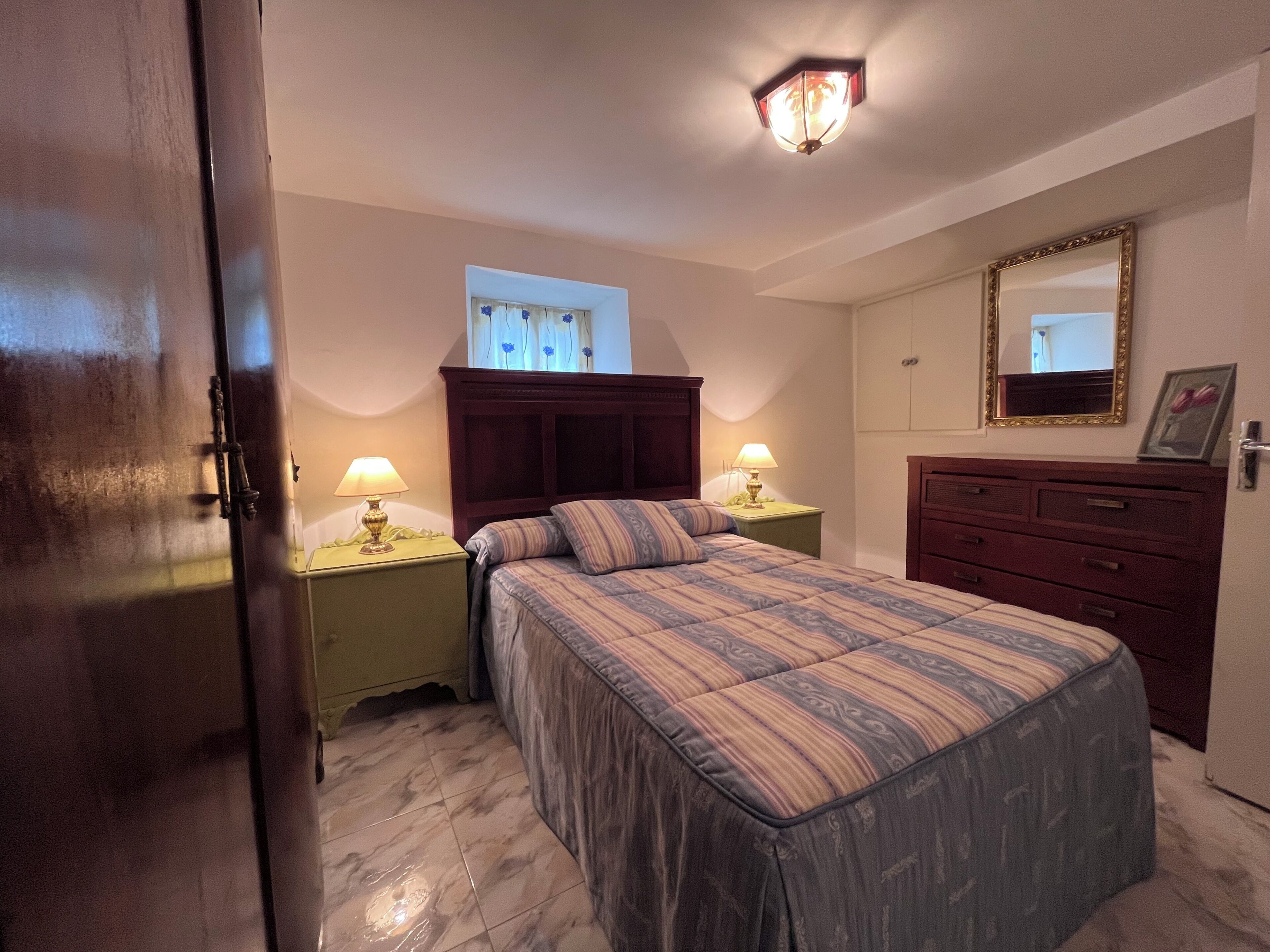 2 habitaciones, escritorio, tabla de planchar con plancha y wifi gratis 