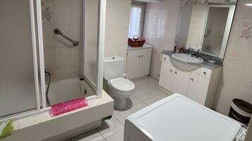Badewanne, Haartrockner, Bidet, Handtücher