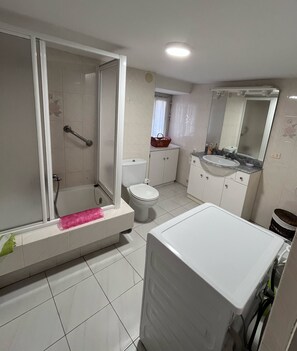 Tina, secadora de cabello, bidet, toallas 
