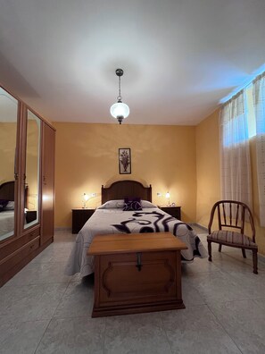 2 bedrooms, desk, iron/ironing board, free WiFi