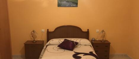 2 bedrooms, desk, iron/ironing board, free WiFi