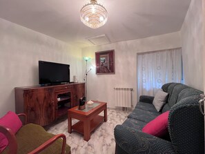 TV, books - House to enjoy Valdeorras and Bierzo, the Medulas Natural Park.   (Pumares)