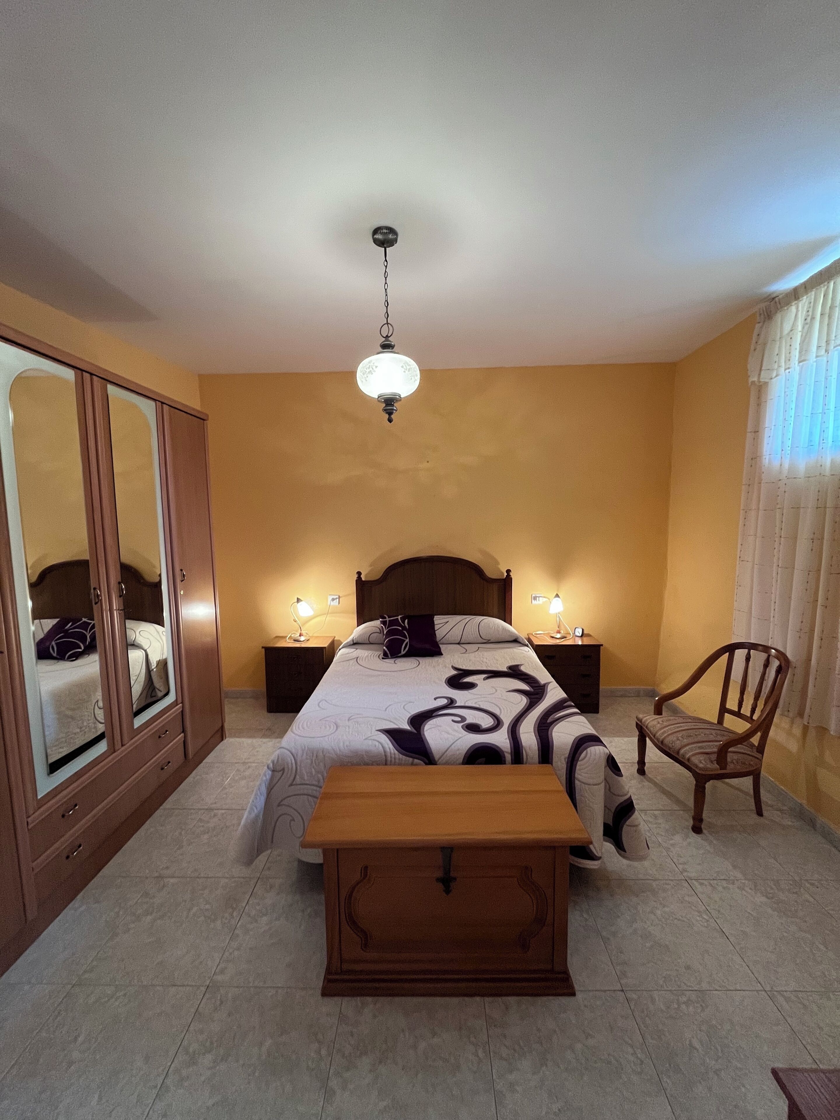 2 soverom, skrivebord, strykejern/-brett og wi-fi (inkludert)