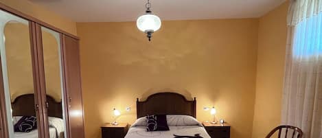 2 bedrooms, desk, iron/ironing board, free WiFi