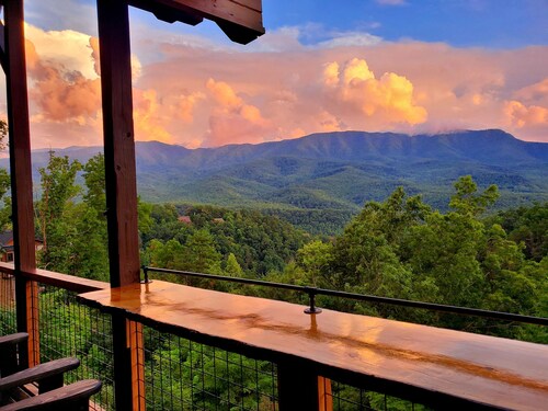 Fall special Mountain Bliss - cozy cabin with scenic view in Gatlinburg