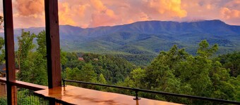 Fall special Mountain Bliss - cozy cabin with scenic view in Gatlinburg