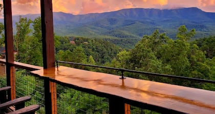Fall special Mountain Bliss - cozy cabin with scenic view in Gatlinburg