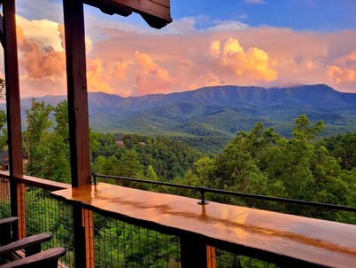 Fall special Mountain Bliss - cozy cabin with scenic view in Gatlinburg