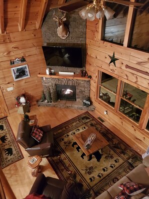 Smart TV y chimenea 