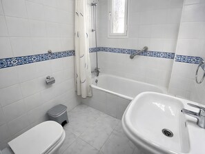 Un bagno con una vasca, un lavandino e un water.