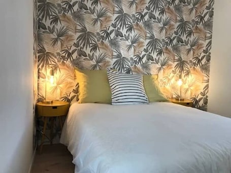 1 bedroom, iron/ironing board, WiFi, bed sheets. Cozy and bright studio for 2