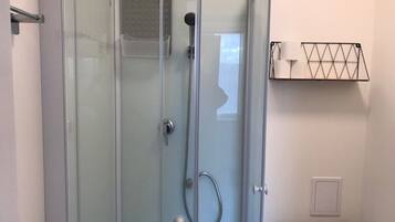 Regadera, secadora de cabello, toallas, jabón