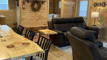 Smart-TV, peis, DVD-spiller og bøker