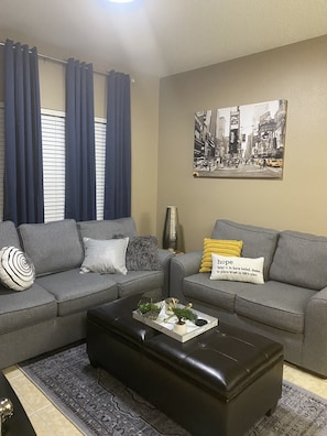 Smart TV, caminetto, lettore DVD, libri