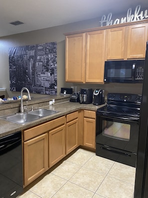 Frigorifero, microonde, forno, piano cottura