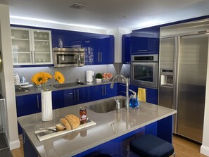 Private kitchen - Summer  Special! Stunning condo with beach views and hotel amenities. Sleeps 6 (Fort Lauderdale)