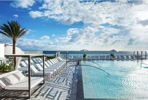 Pool - Summer  Special! Stunning condo with beach views and hotel amenities. Sleeps 6 (Fort Lauderdale)