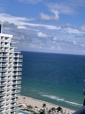 Beach - Summer  Special! Stunning condo with beach views and hotel amenities. Sleeps 6 (Fort Lauderdale)