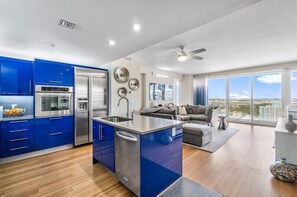 Private kitchen - Summer  Special! Stunning condo with beach views and hotel amenities. Sleeps 6 (Fort Lauderdale)