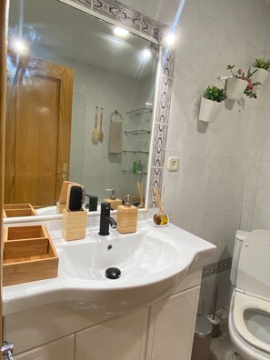 Combined shower/bathtub, hair dryer, bidet, towels - Spacious 2 bedroom apartment in the Barrio de Salamanca (Madrid)