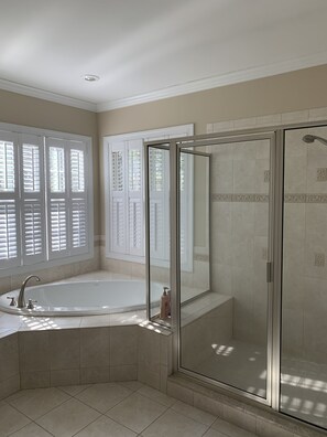 Dusche, Whirlpool, Handtücher, Toilettenpapier