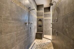 Badewanne, Haartrockner, Handtücher, Seife