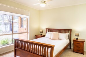 4 bedrooms, desk, iron/ironing board, travel crib - Spacious Family Friendly Home (Echuca)