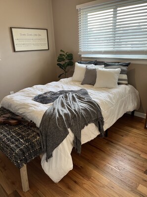 3 bedrooms, WiFi - Calm & Cozy 3BR King Bed Free Wifi | Washer Dryer (Clinton Township)