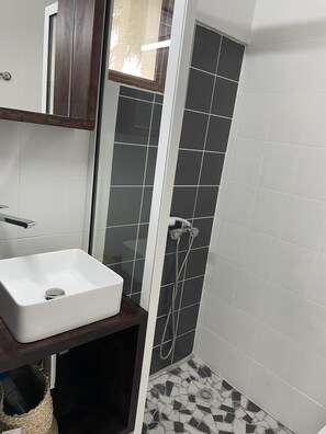 Shower, towels - Gîtes Papillon - Studio with swimming pool (Saint-François)