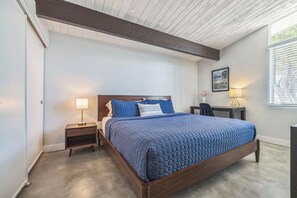 3 bedrooms, desk, iron/ironing board, free WiFi