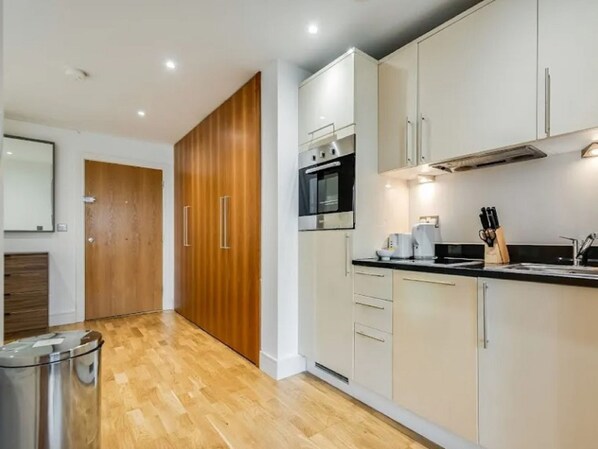 冰箱、微波炉、烤箱、洗碗机