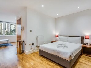 1 多间卧室、办公桌、WiFi