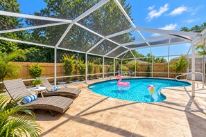 Screened pool with lounge chairs - 🌟 STUNNING!- Game Room, Pool, Beaches & Full Remodel! (Bradenton)