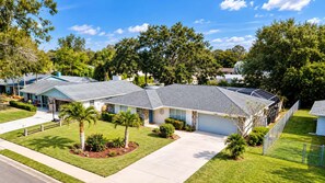 Front of the home with driveway parking - 🌟 STUNNING!- Game Room, Pool, Beaches & Full Remodel! (Bradenton)