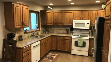 KylskÄp, mikrovÄgsugn, ugn och spishÀll