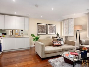 TV - Chancery Lane, Central London by Interhome (London City)