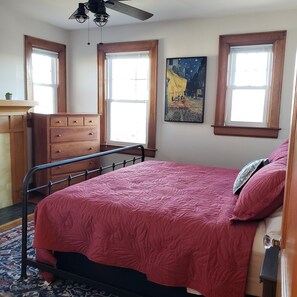 3 bedrooms, desk, iron/ironing board, travel crib - 1920's West Virginia Classic (Charleston)