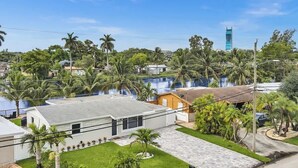 A residential area with houses, palm trees, and a clear blue sky. - Lakefront Oasis In Hollywood | Hard rock casino (Fort Lauderdale)