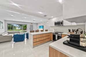Fridge, microwave, oven, stovetop - Lakefront Oasis In Hollywood | Hard rock casino (Fort Lauderdale)