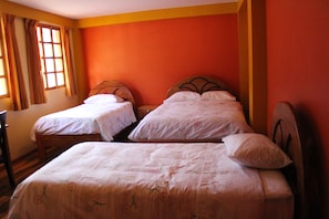 8 Schlafzimmer, Zimmersafe, Schreibtisch, Bügeleisen/Bügelbrett