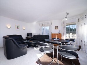 Een televisie en een open haard