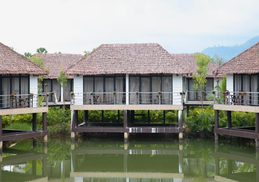 Deluxe-Bungalow, 1 King-Bett, Balkon, Flussblick | Bettwäsche aus ägyptischer Baumwolle, hochwertige Bettwaren