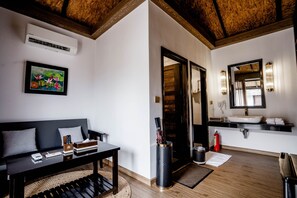 Luxury Dorm 8 beds - Free City Shuttle Service | Egyptian cotton sheets, premium bedding, pillowtop beds, minibar - Good Time Relax Resort (Kampot)