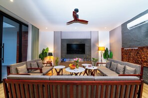 42-inch flat-screen TV with digital channels, TV, fireplace - Good Time Relax Resort (Kampot)