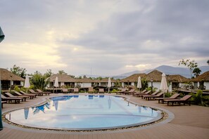 حمّام سباحة خارجي