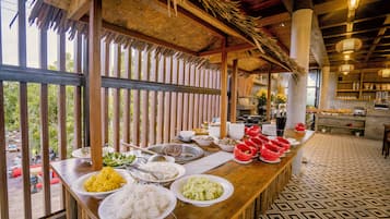 Café da manhã com buffet grátis todos os dias
