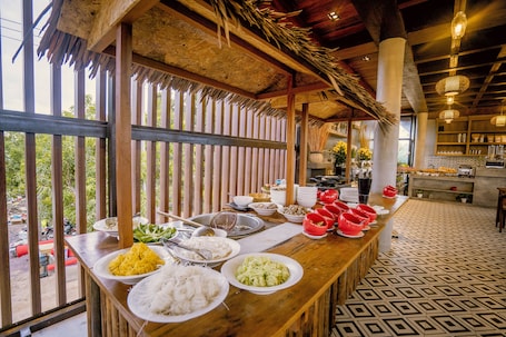 Free daily buffet breakfast
