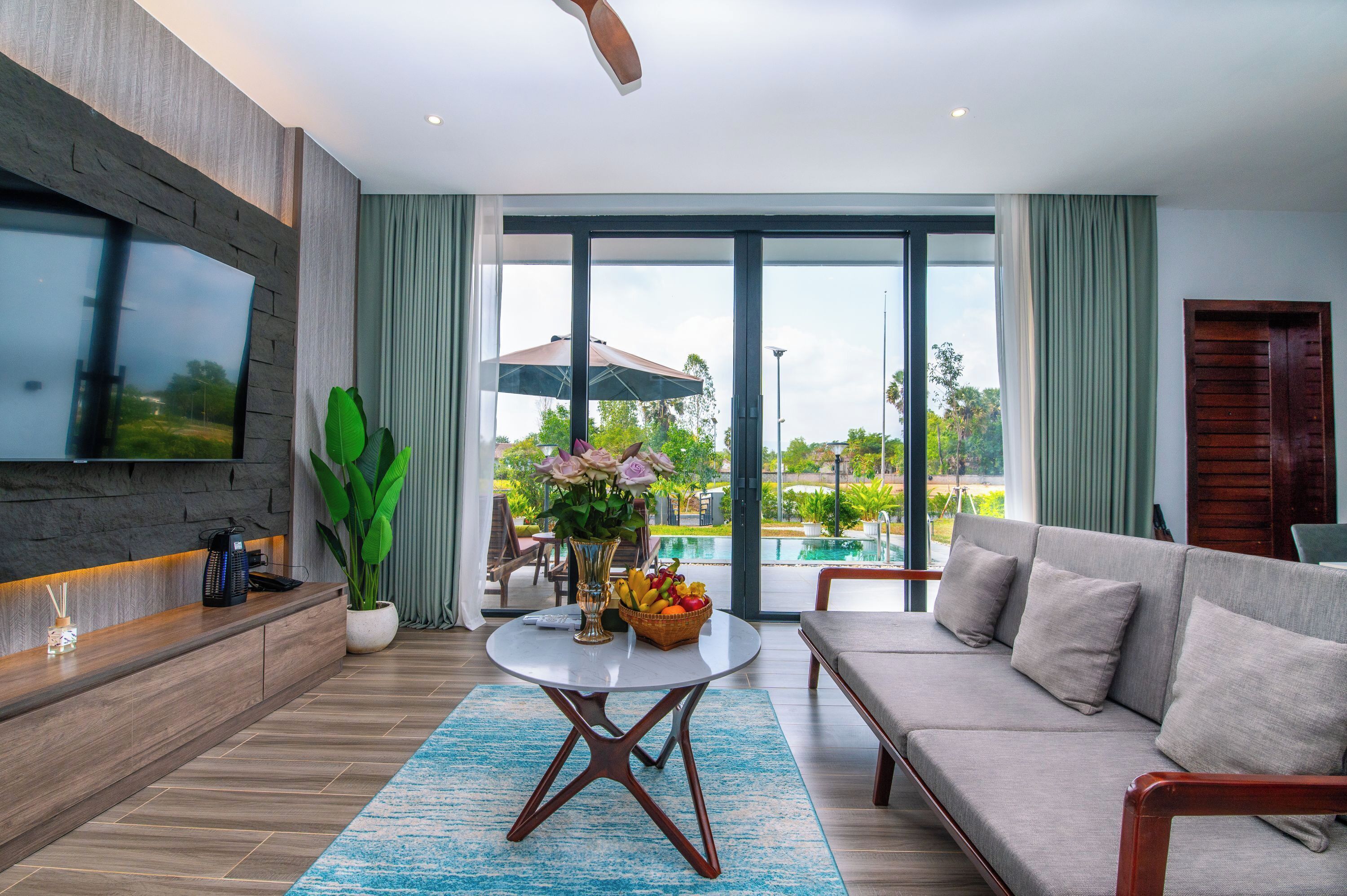 Egyptian cotton sheets, premium bedding, pillow-top beds, minibar