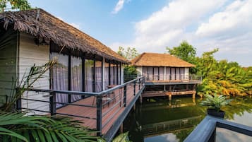 Deluxe Bungalow Double River View - Free City Shuttle Service | Terrace/patio