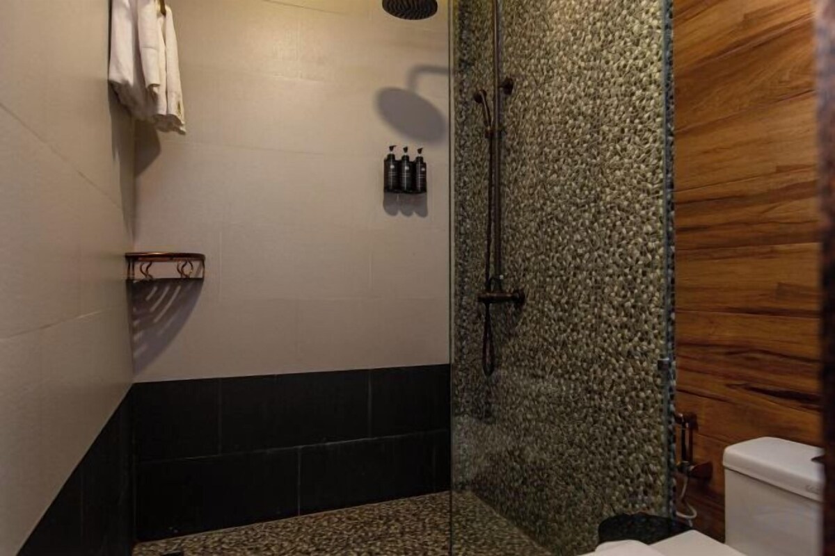 Separate tub and shower, deep soaking tub, hydromassage showerhead